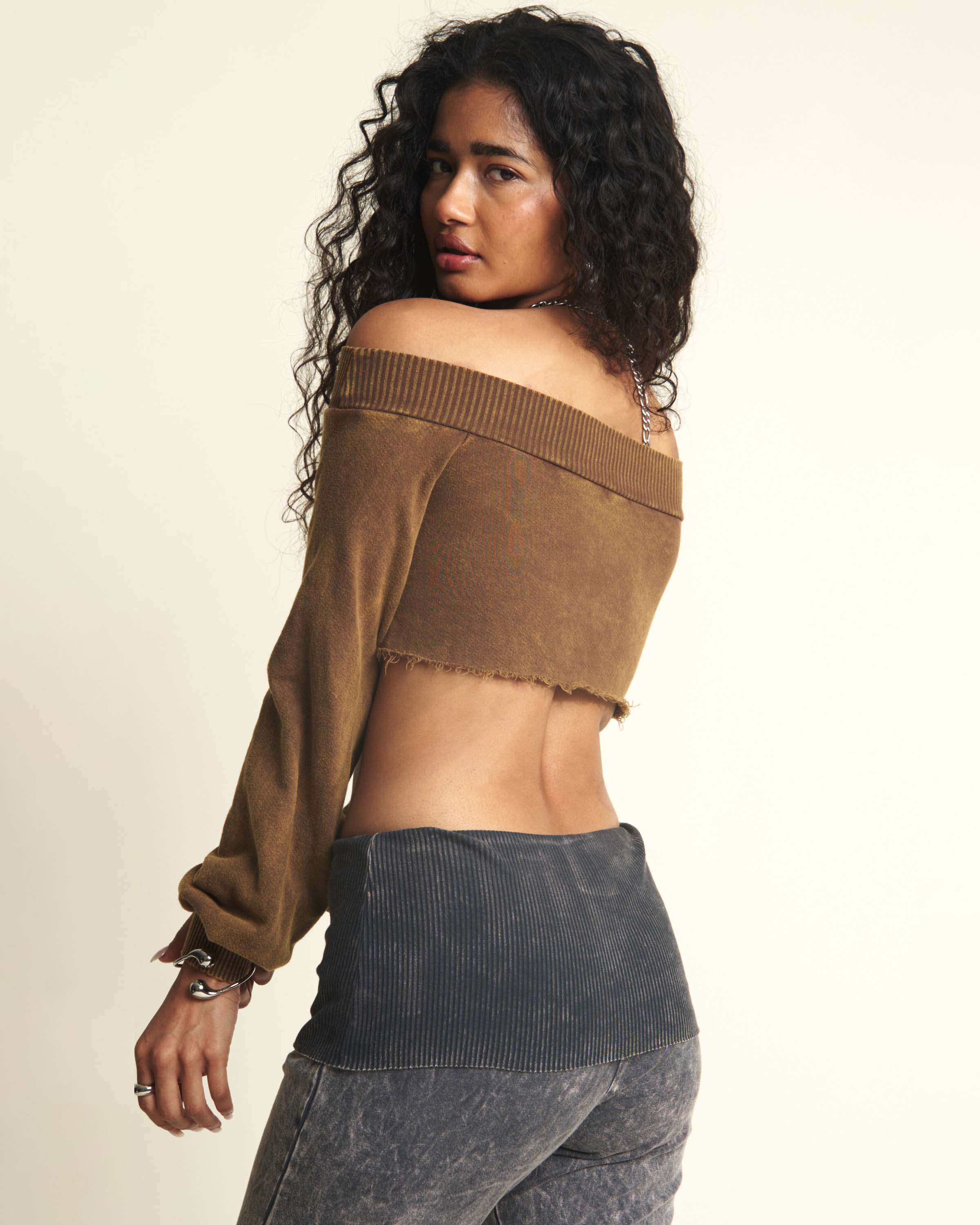 CROPPED OFF SHOULDER SWEATSHIRT - GOLD BROWN